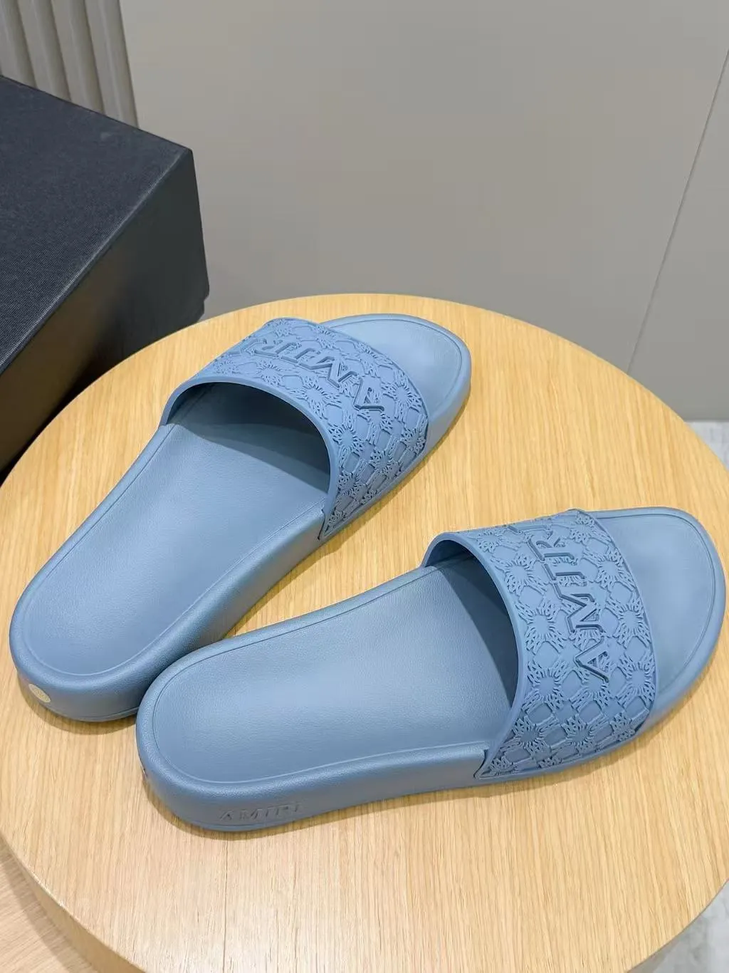 [AMIRI* Emil] P: 300💰 Size: 39-45 Official website new original 1:1 AMIRI* Emil classic men's slippers, high-end boutique, original material, TPU upper, foam bottom, fine workmanship, casual, loose and comfortable, a must-have in summer.